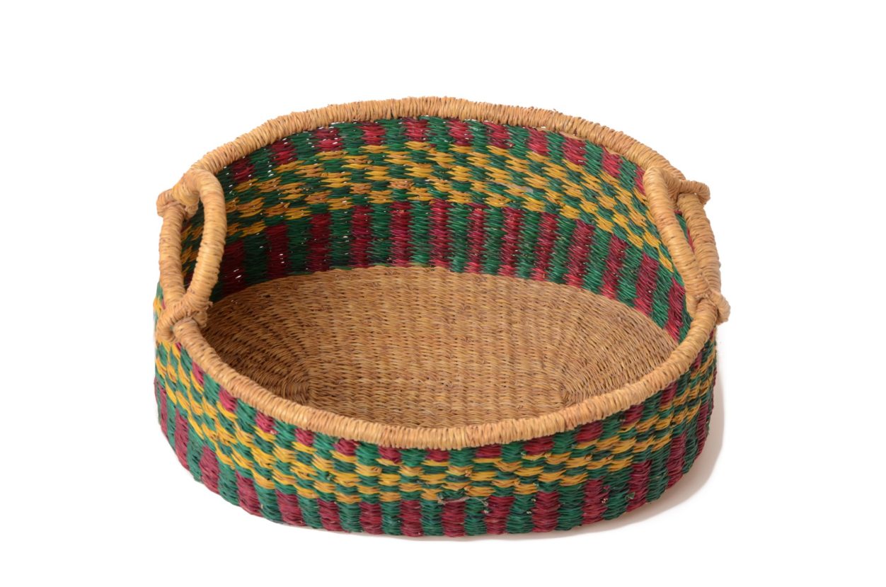 Afrikanischer Bast Korb, farbiges Cocos Basket, Tablett, unverwechselbares Wohnaccessoires für Zuhause online kaufen Afrika-Deko-Shop München: Bastkorb aus natürlichen Fasern, Tablett mit Tragegriffen kaufen